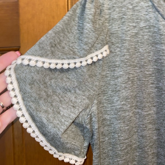 Brand New Boutique Crotchet Trimmed Sleeve Shirt - Picture 3 of 5